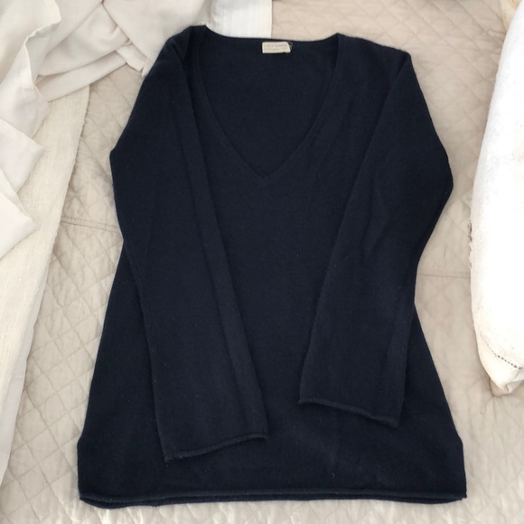 Subtle Luxury V-neck Cashmere sweater. Sz Medium - Picture 2 of 7